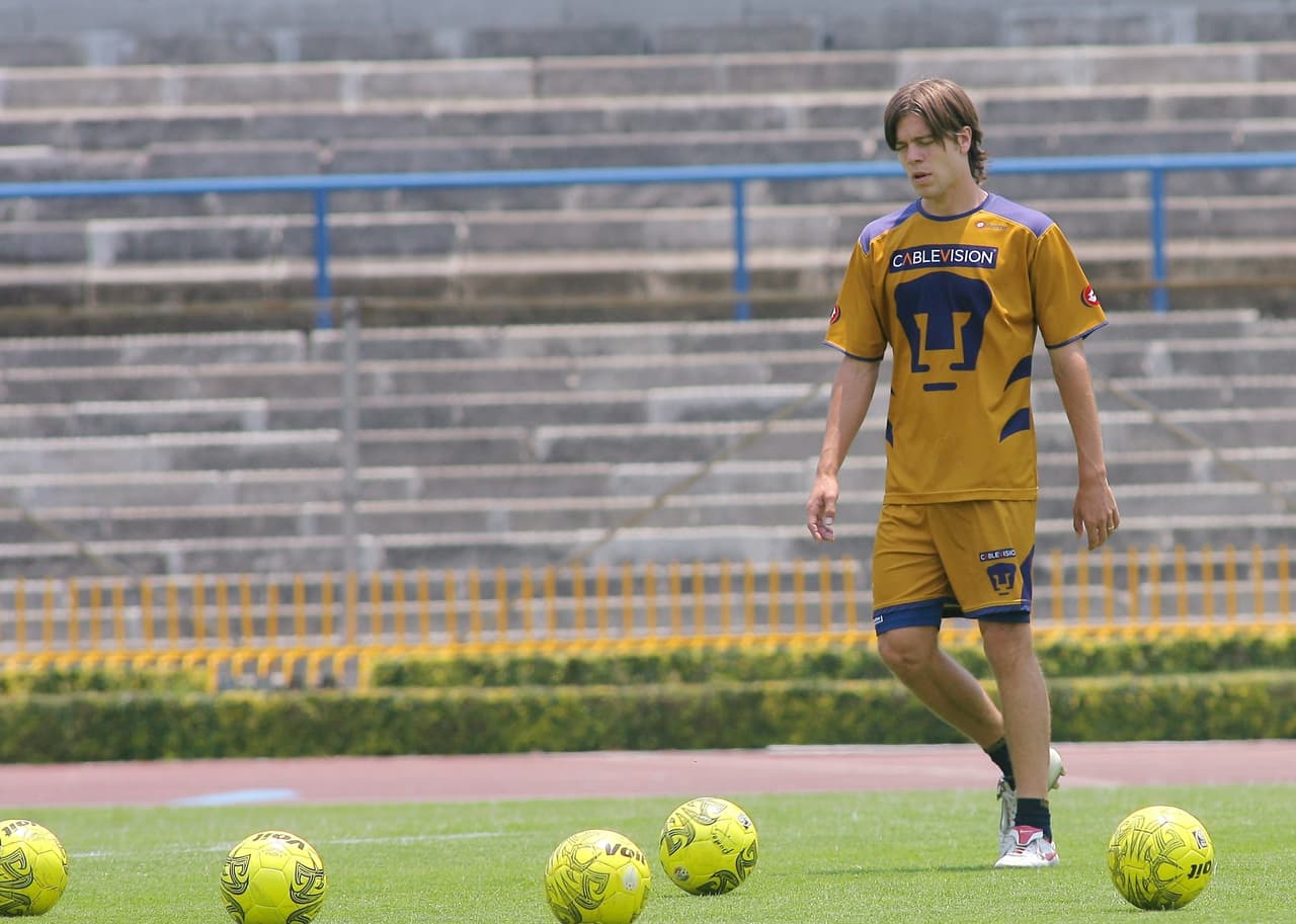 Sus hermanos Esteban y David también fueron futbolistas. El primero fue parte de los Pumas de la UNAM.
