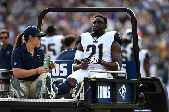 Kayvon Webster logró la única intercepción del partido ante los envíos de Wentz antes de salir del encuentro por una lesión.