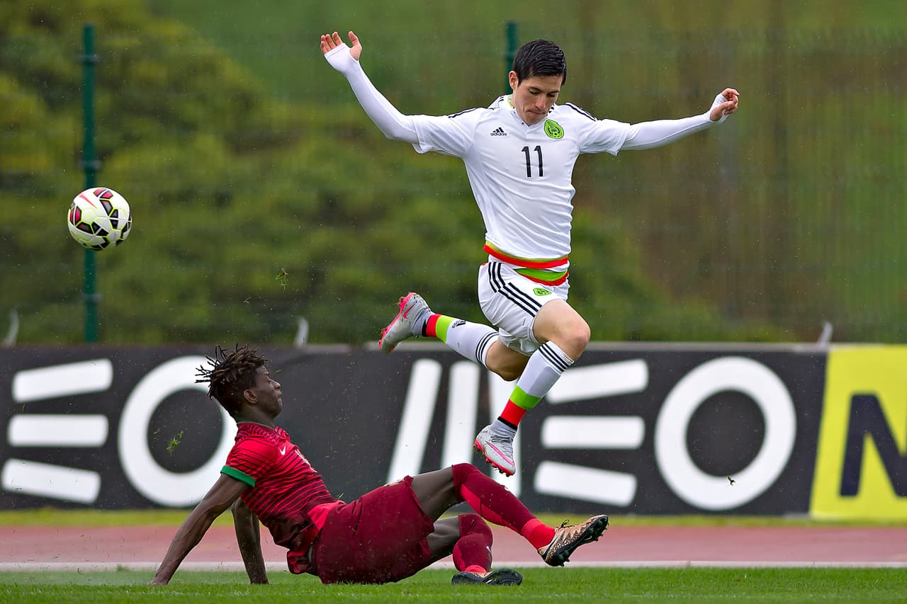 Marco Bueno en un partido con la selección mexicana juvenil ante Portugal.