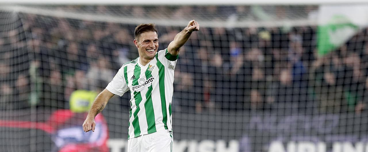 GRAF2746. SEVILLA, 15/01/2018.- El centrocampista del Real Betis Joaquin Sánchez (d) celebra su gol, segundo de su equipo ante el Leganés, durante el partido de la decimonovena jornada de Liga en Primera División que se disputa hoy en el estadio Benito Villamarín, en Sevilla. EFE/José Manuel Vidal.