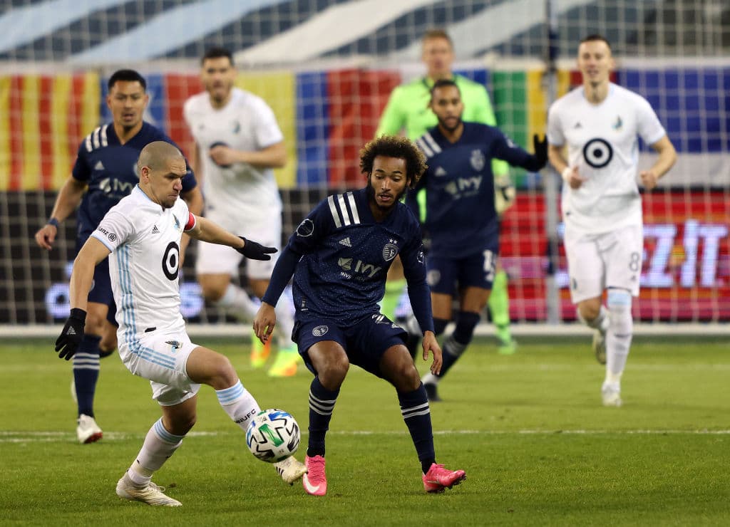 Con 18 años y un talento inmenso, Gianluca Busio se ha adueñado de la central en su equipo con el que disputó 23 partidos la temporada pasada y anotó 2 goles.