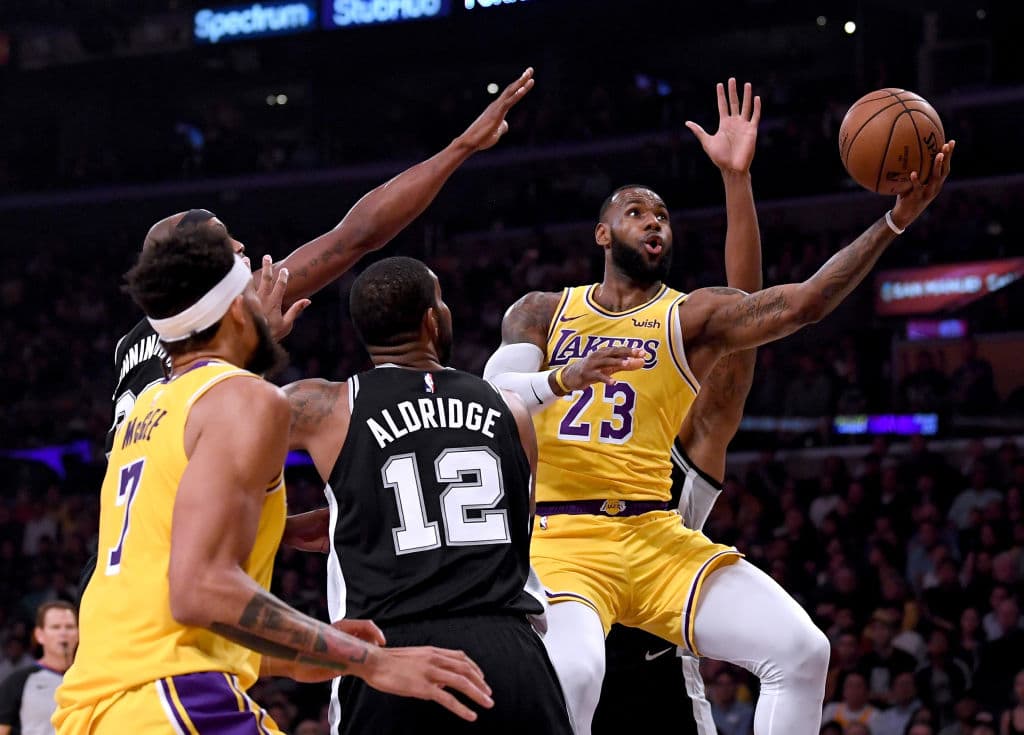 <b>San Antonio 143-142 LA Lakers</b>. LeBron James falló dos tiros libres y le abrió la puerta a los Spurs a ganar en la prórroga. Kyle Kuzma y LaMarcus Aldridge se despacharon cada uno con 37 puntos.
