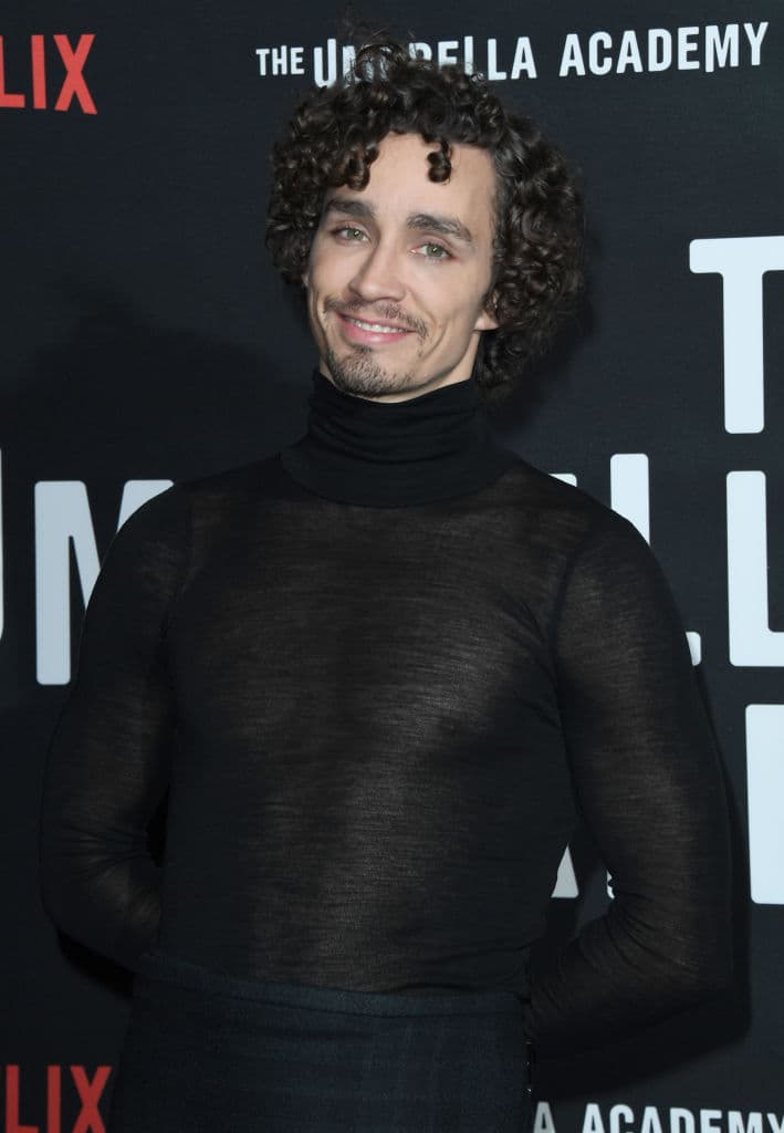 Al llegar se dan cuenta de que la Umbrella Academy no existe y en su lugar está la Sparrow Academy.
<br>