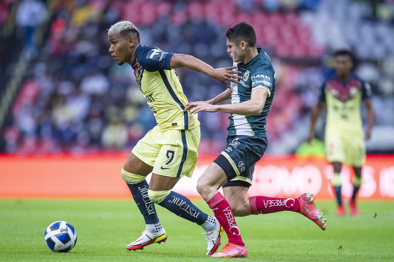 El colombiano sufrió muchas faltas, una de ellas derivó en penalti.