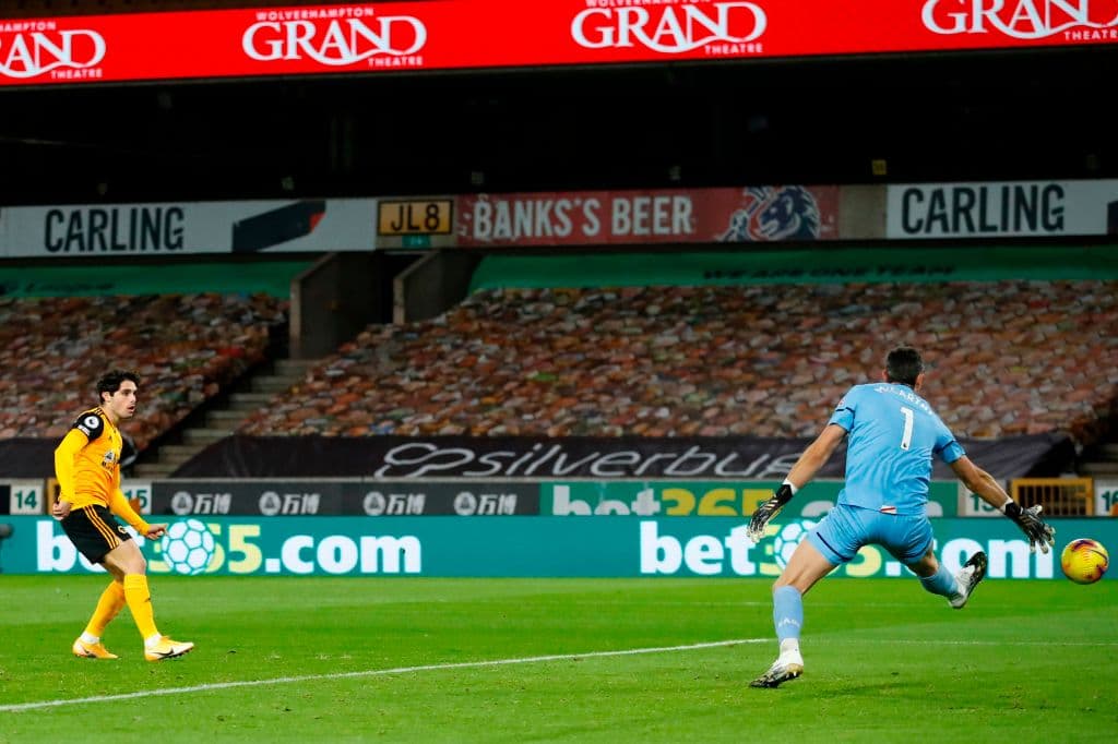 Wolverhampton y Southampton empatan con un gol durante la novena jornada de la Premier League. Los Saints anotaron su primer gol, Theo Wallcot el encargado. Raúl Jiménez provocó que cayera el segundo gol por penal cobrado de su compañero Pedro Neto al minuto 75.