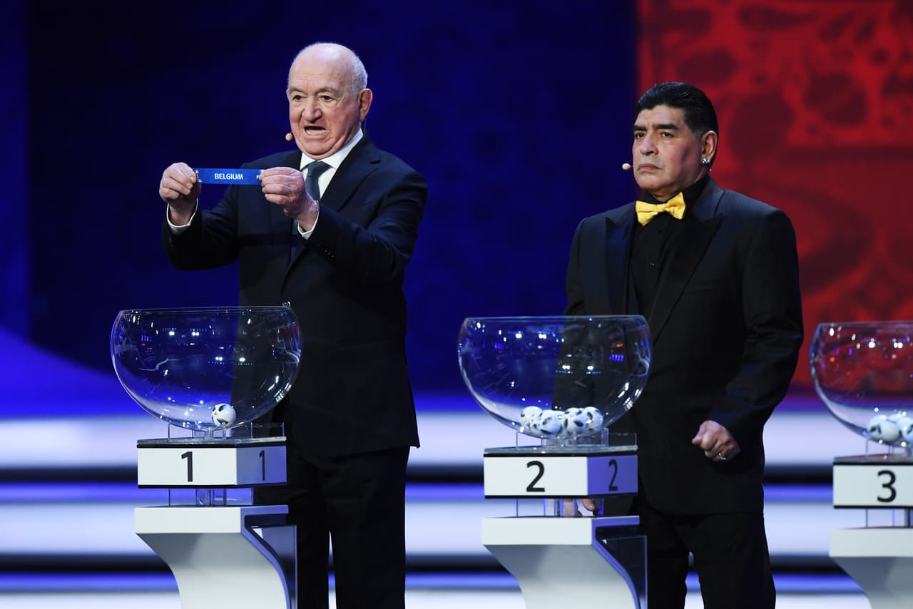 Diego Maradona, listo para hacer lo propio en el segundo bombo, fue el fanático que más cerca vivió el sorteo.