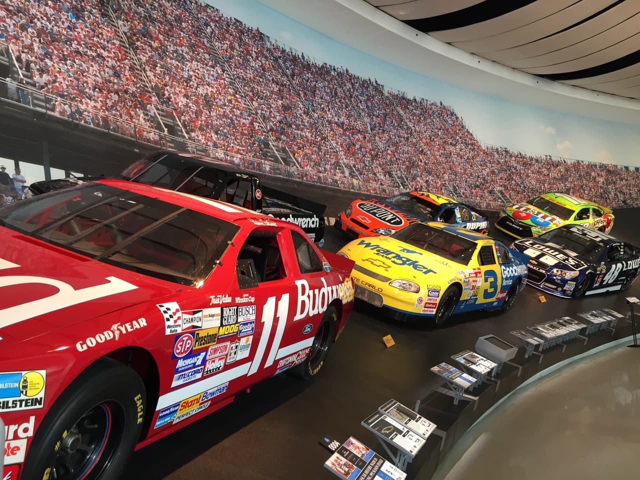 En primer plano, con el auto 11, el Ford Thunderbird que Bill Elliott manejó en la temporada de la entonces llamada Winston Cup Series en 1992.