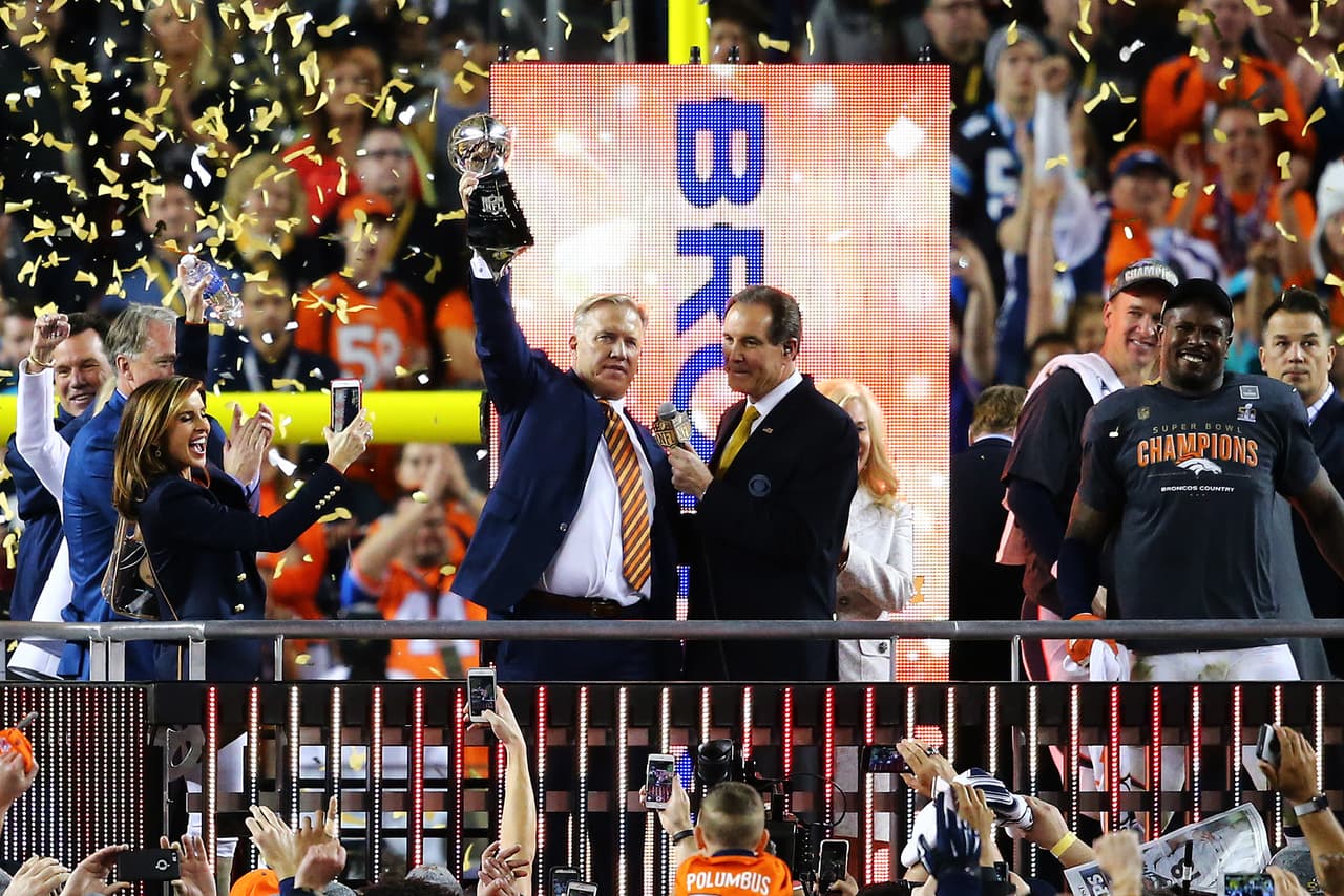 John Elway, gerente general de los Broncos, acarició el Lombardi.