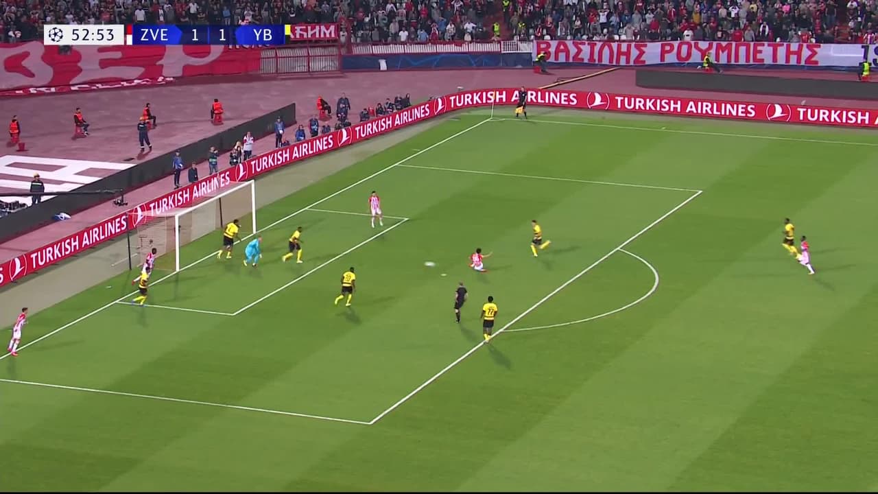 ¡TIRO ATAJADO! disparo por Hwang In-Beom.