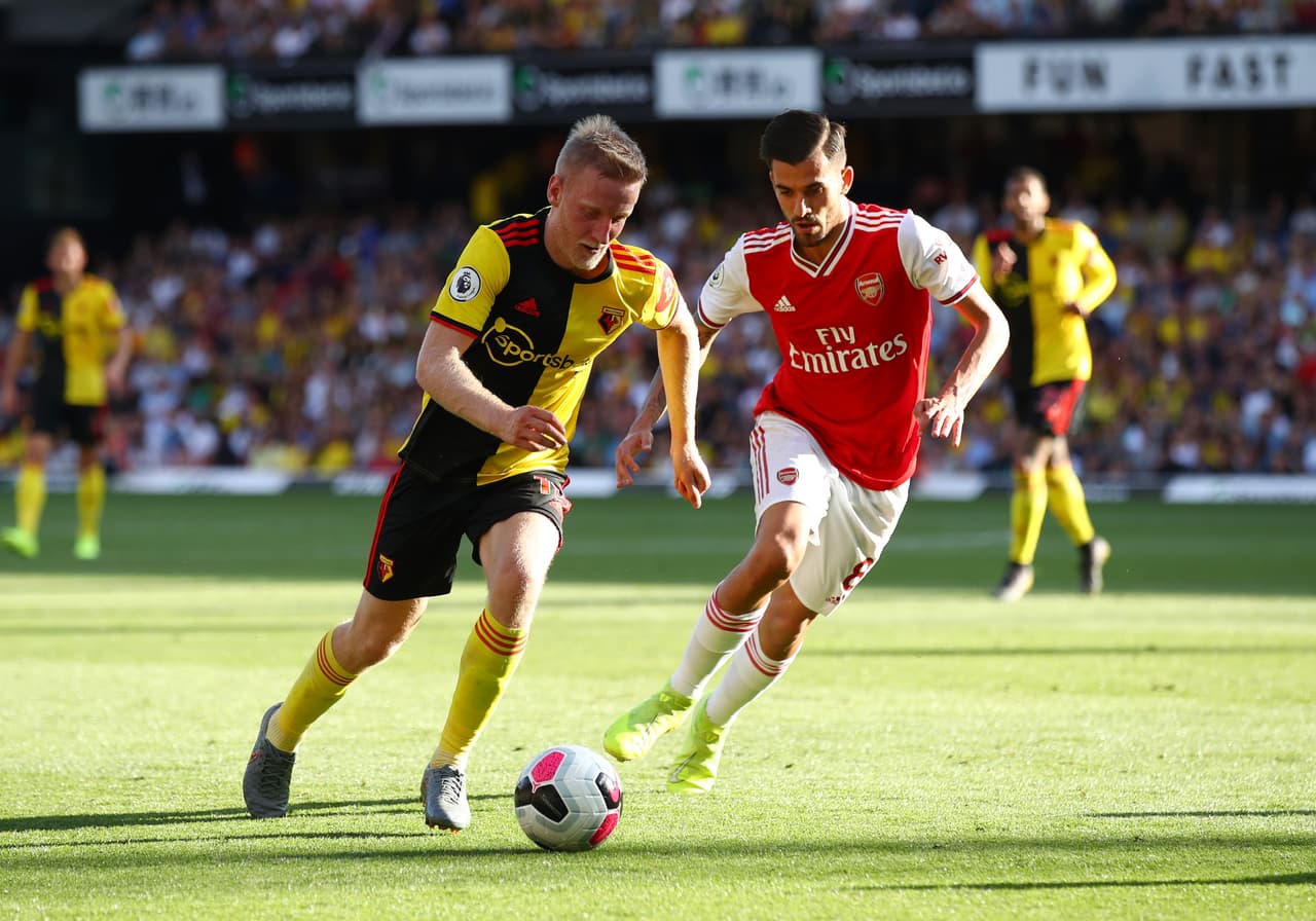 Will Hughes desborda por la banda, pero Dani Ceballos evita que centre al área.