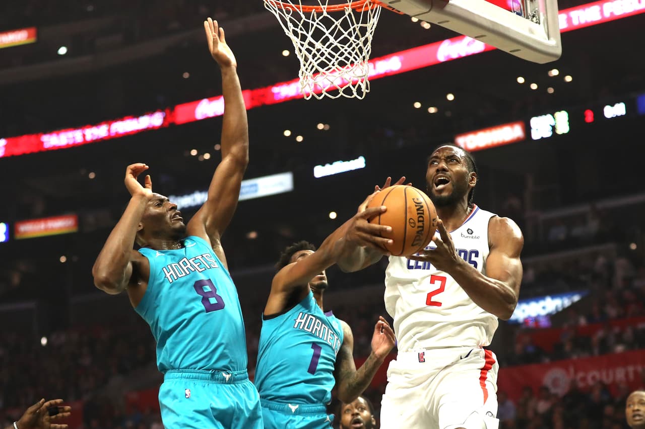 Los Angeles Clippers llevan tres victorias y una derrota. El único partido que perdieron fue porque su estrella Kawhi Leonard no tuvo participación. Aún tienen mucho que mejorar en su defensa pero tienen el segundo mejor ataque de la liga. Su récord es de 5-2.