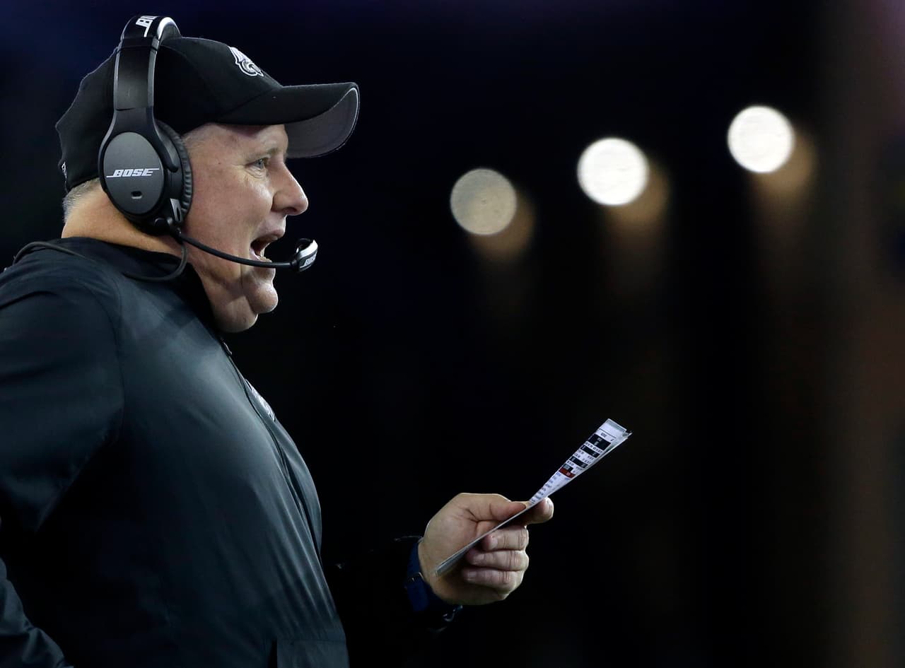 PHILADELPHIA EAGLES - Chip Kelly. El denominado innovador ofensivo ha pasado por muchos problemas. No tiene un quarterback estable, le quitaron a los Cowboys a DeMarco Murray para sentarlo en la banca y no existe una defensiva siquiera competitiva. Kelly mostró que viene del futbol americano colegial.
