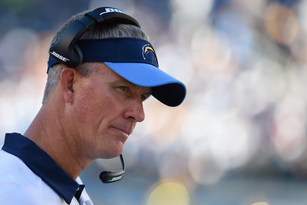 SAN DIEGO CHARGERS - Mike McCoy. Se le derrumbó el equpo en su tercera temporada. Había ligado dos campañas de 9 - 7 pero en 2015 las cosas se salieron de control. Ya seguró campaña perdedora por lo que no es seguro mantenga el trabajo.