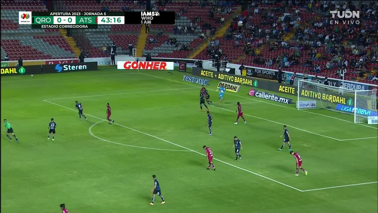 ¡CERCA! Ettson Ayón disparó que se estrella en el poste.