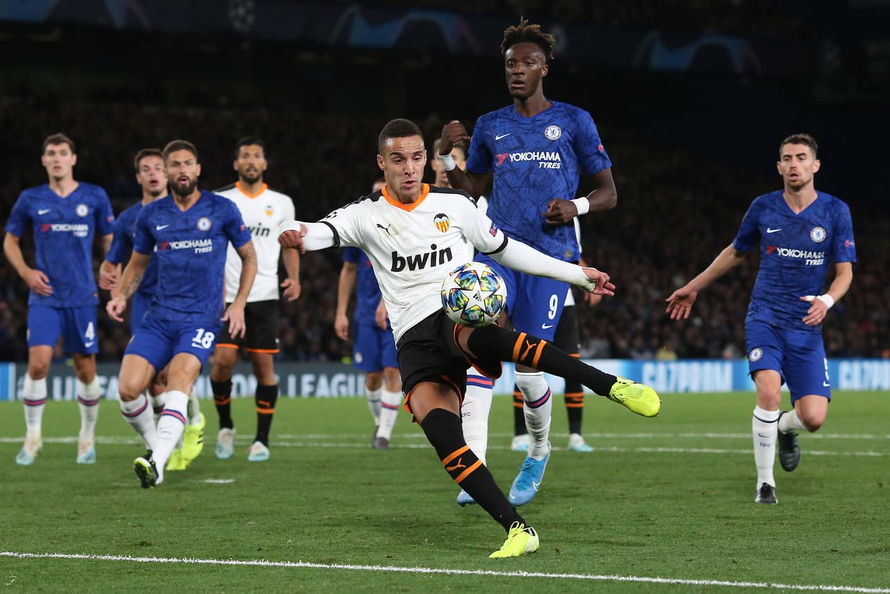 Rodrigo manda a guardar el balón y le da el gol del triunfo al Valencia.
