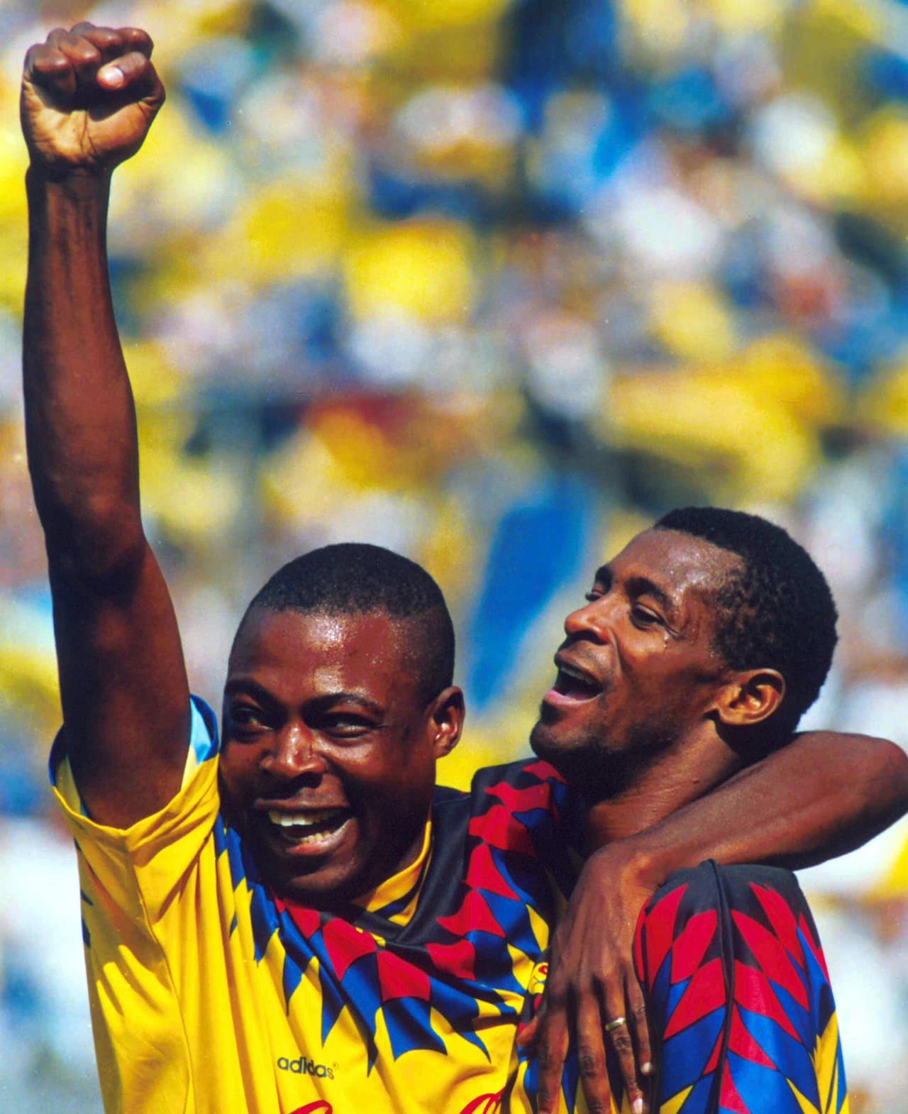 América, con Kalusha Bwalya y tras la salida de Beenhakker, terminaría así una etapa brillante en el fútbol mexicano, con el zambiano, ahora en problemas, como ídolo de las Águilas.