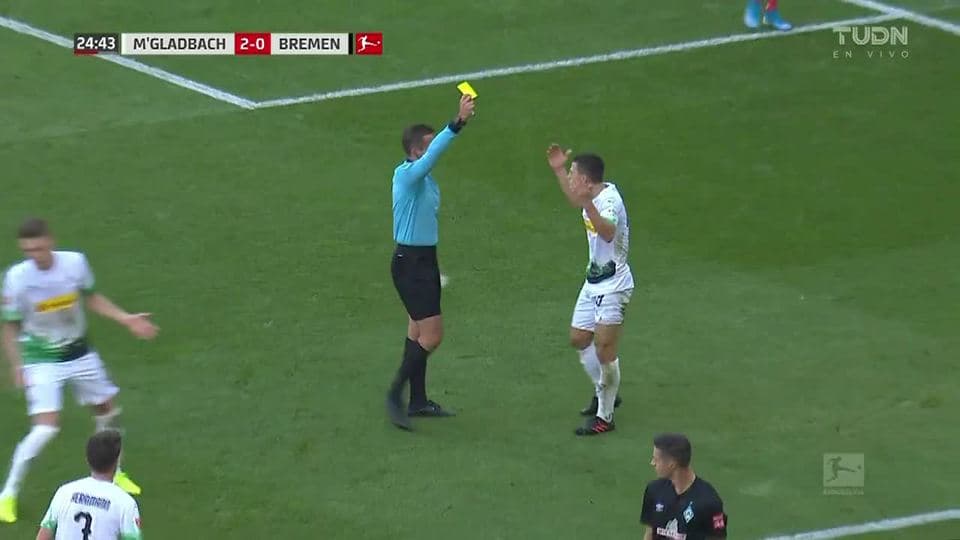 Tarjeta amarilla. El árbitro amonesta a Stefan Lainer de Borussia Mönchengladbach