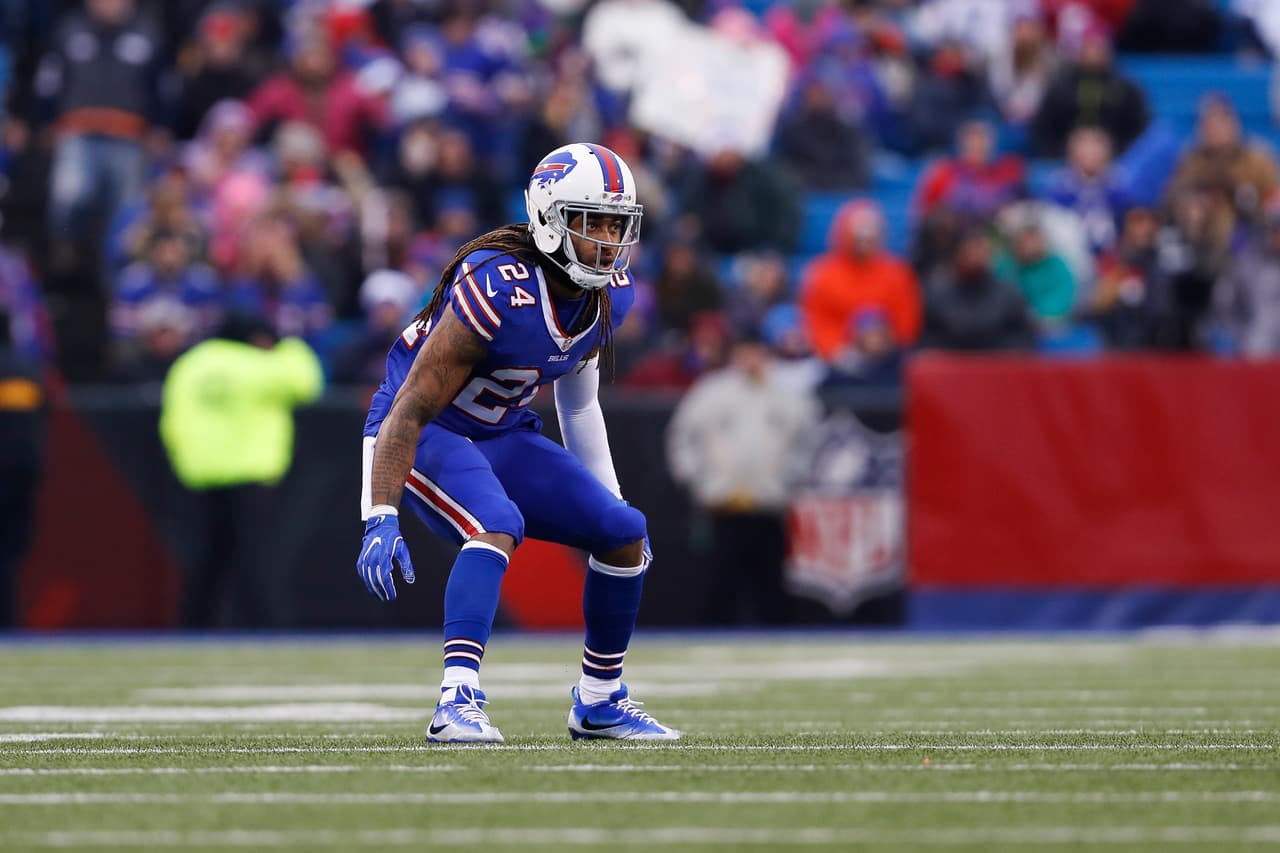 <b>7 CB</b> -
<b> STEPHON GILMORE</b>:
<b> <i><a href="http://www.univision.com/deportes/futbol-americano/national-football-league/nfl-2017-movimientos-de-la-agencia-libre" target="_blank">FIRMADO POR</a></i></b>
<b>NEW ENGLAND PATRIOTS</b>
<br>Gilmore tiene la reputación de un cornerback de cierre en defensiva
<i>nickel</i>, pero con demasiada frecuencia fue explotado en cobertura uno a uno la temporada pasada. Se jacta de tener experiencia titular y sus dotes físicos para romper el banco en el mercado abierto.