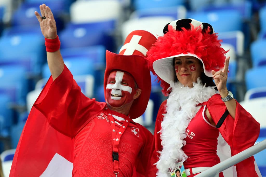 Fanáticos suizos y costarricenses llegaron a abarrotar el estadio Nizhny Novgorod para despedir a sus selecciones en la primera fase. Los ticos se van a casa, los helvéticos a la segunda ronda.