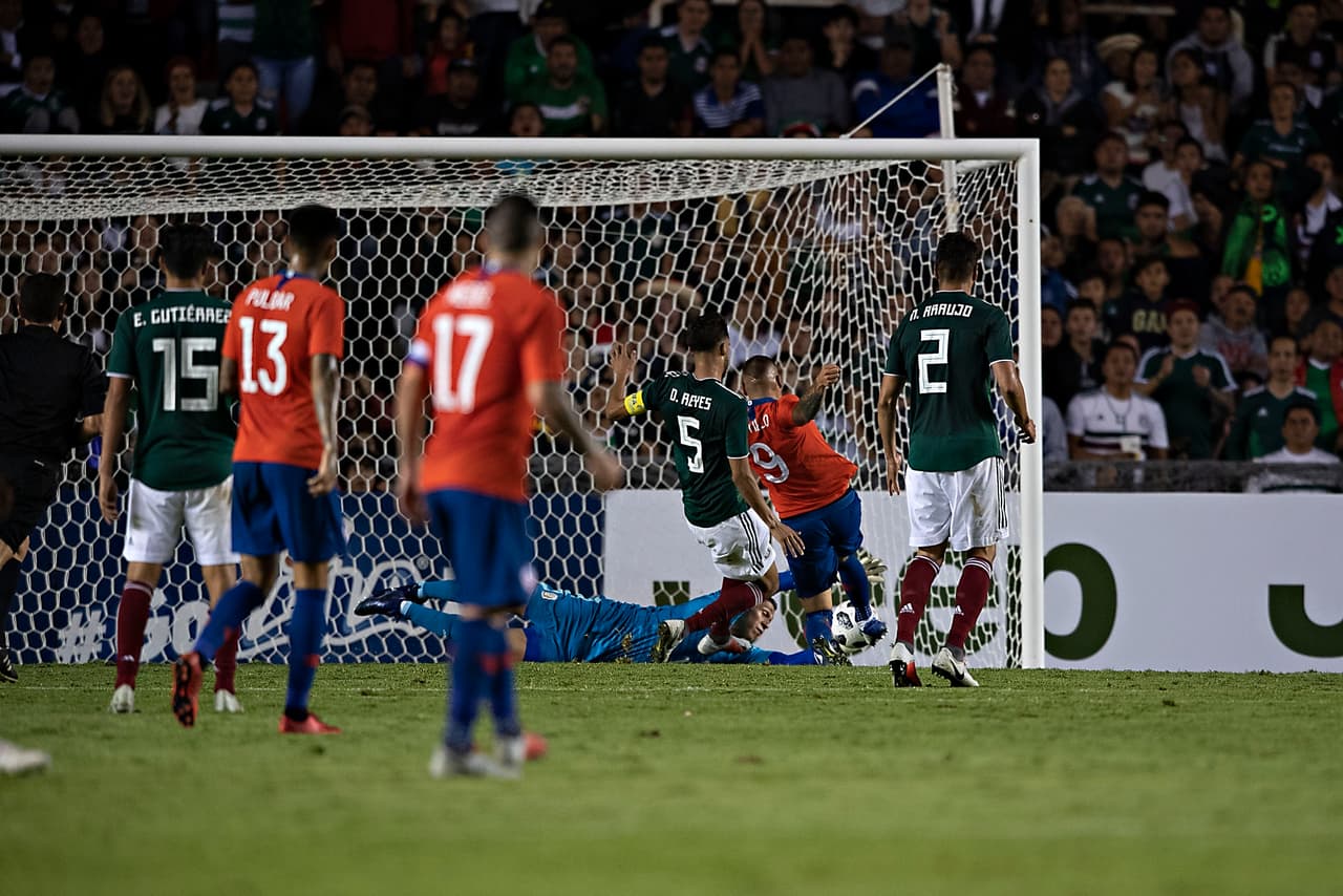 Castillo se avalanzó y a pesar de que el arquero arriesgó su integridad no pudo evitar la anotación.