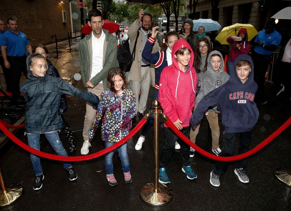 Pero no todo fue trabajo para Djokovic, que tuvo tiempo para bailar con los niños estadounidenses.