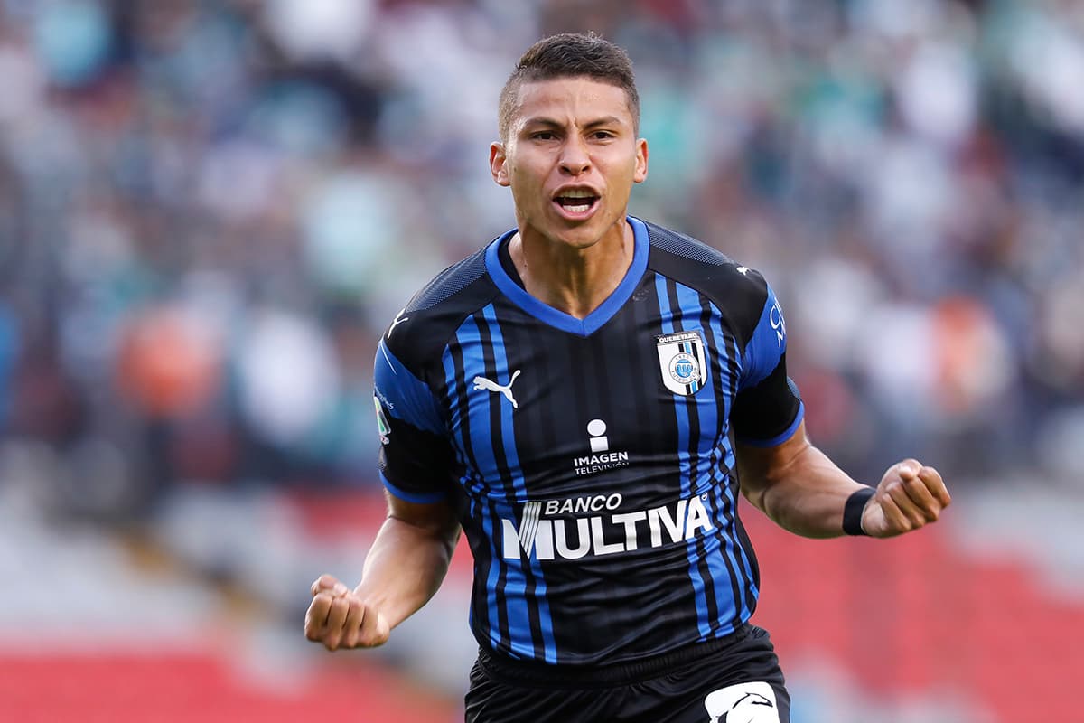 A los 18 minutos Alexis Rafael Pérez anotó con un cabezazo el primer gol del partido para los Gallos Blancos, luego del tiro de esquina cobrado por Camilo Sanvezzo.