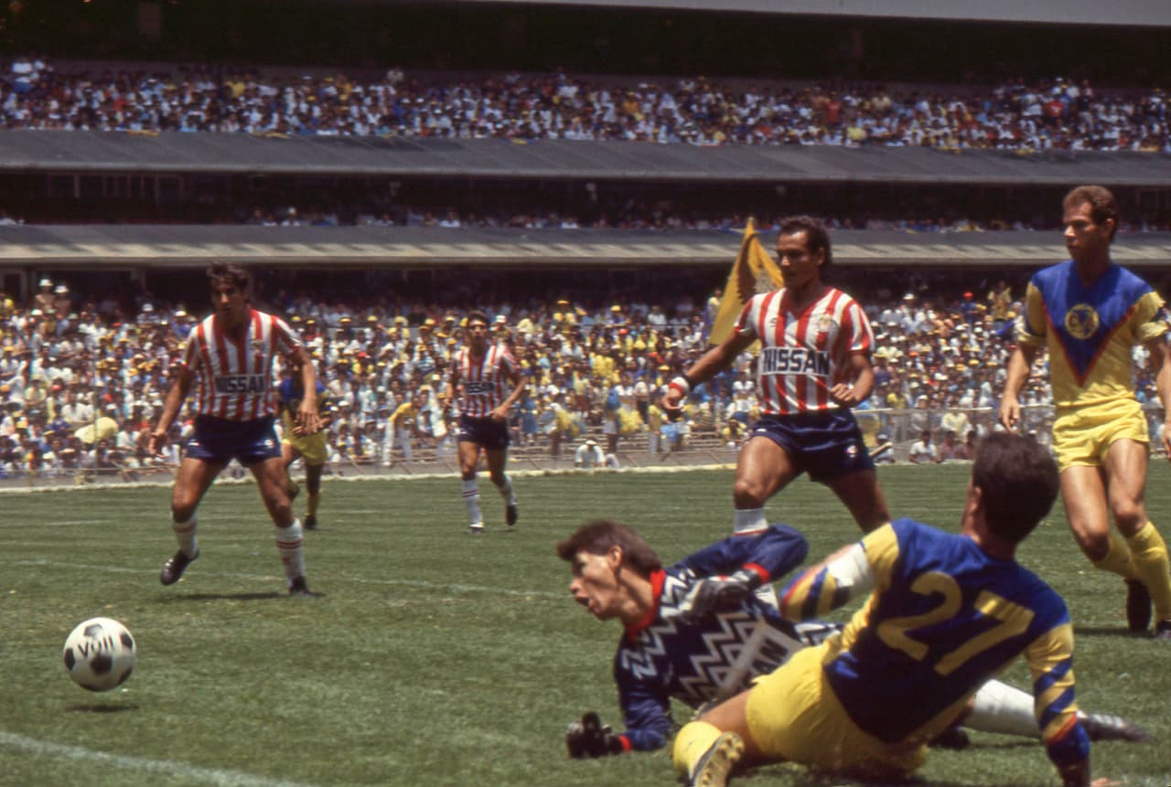 Carlos Hermosillo debutó con el América en la temporada 1983-84; ese año salió campeón contra Chivas.