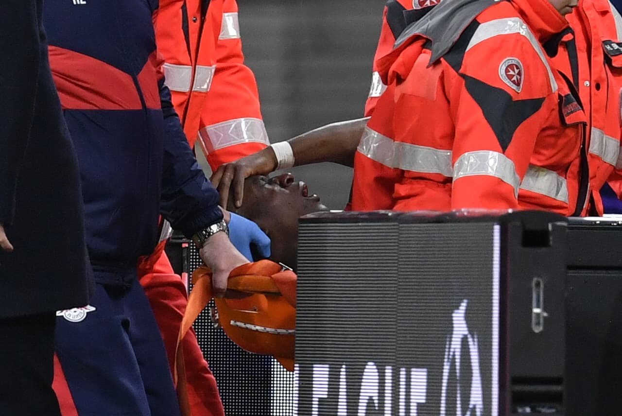 Nordi Mukiele dejando la cancha tras la lesión en el Red Bull Arena.