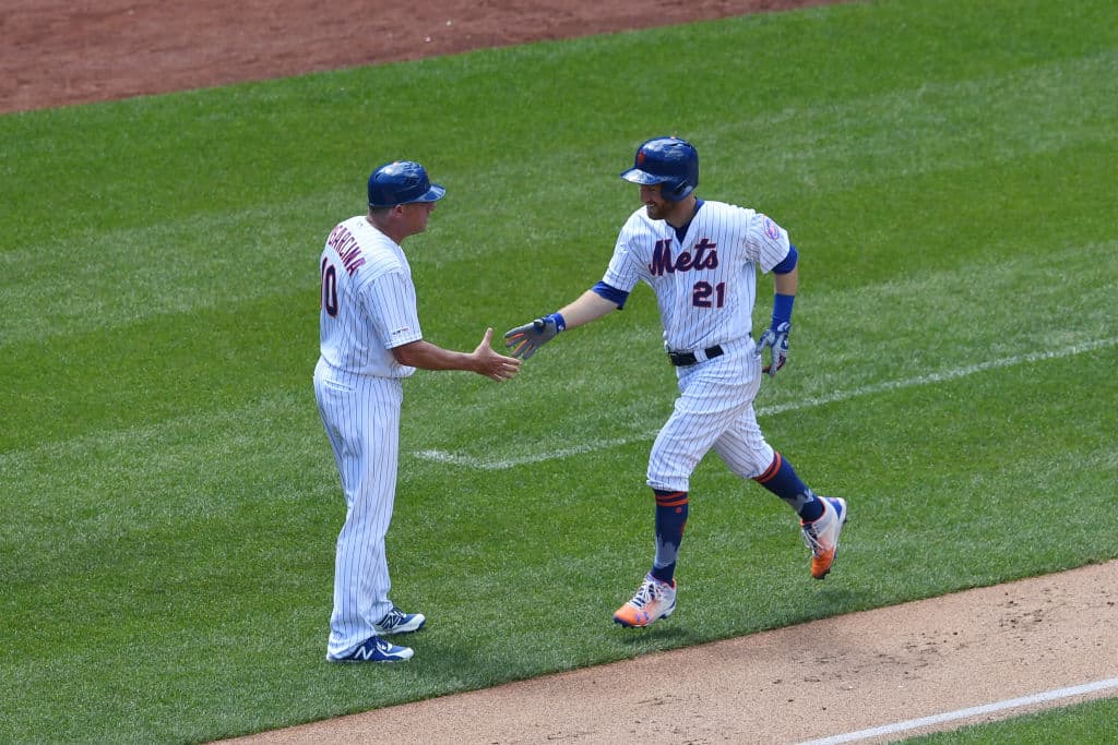 Acto seguido, Todd Frazier la desapareció por encima de la barda del jardín izquierdo, su quinto jonrón del año.