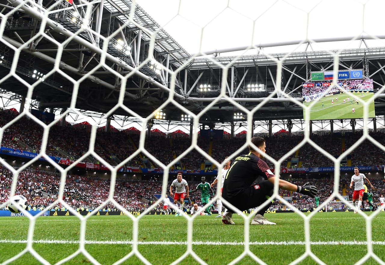 La historia cambió en un remate de Senegal que se desvió en Thiago Cionek al minuto 37 y entró para el 1-0 de Senegal.