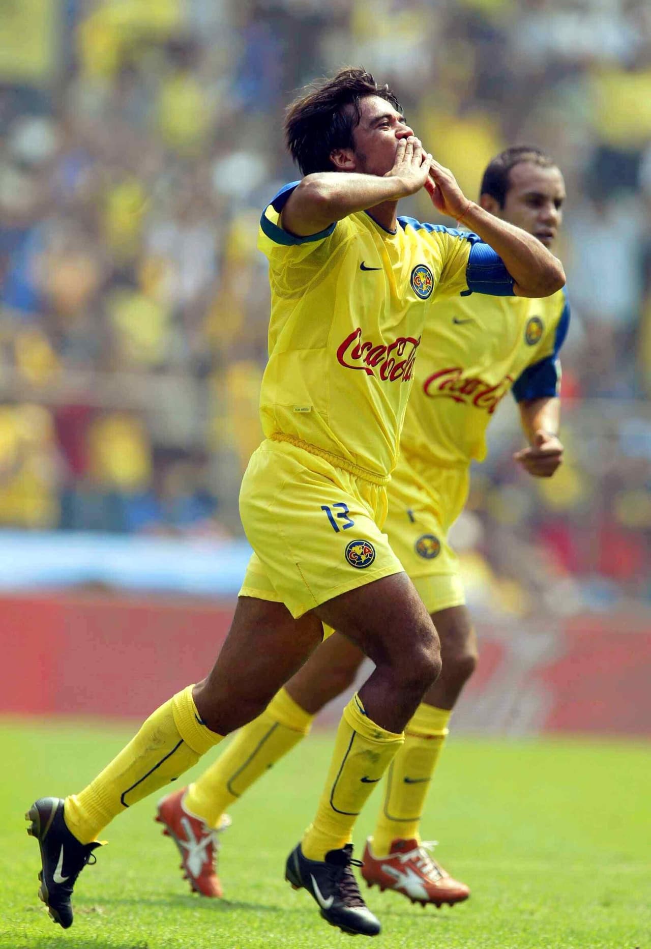 Los goles olímpicos son toda una rareza en el fútbol y en el Azteca se han marcado tres; uno de ellos, de Pavel Pardo, el 26 de octubre de 2003 contra Tigres fue extraño al ingresar el balón por el palo del arquero.
