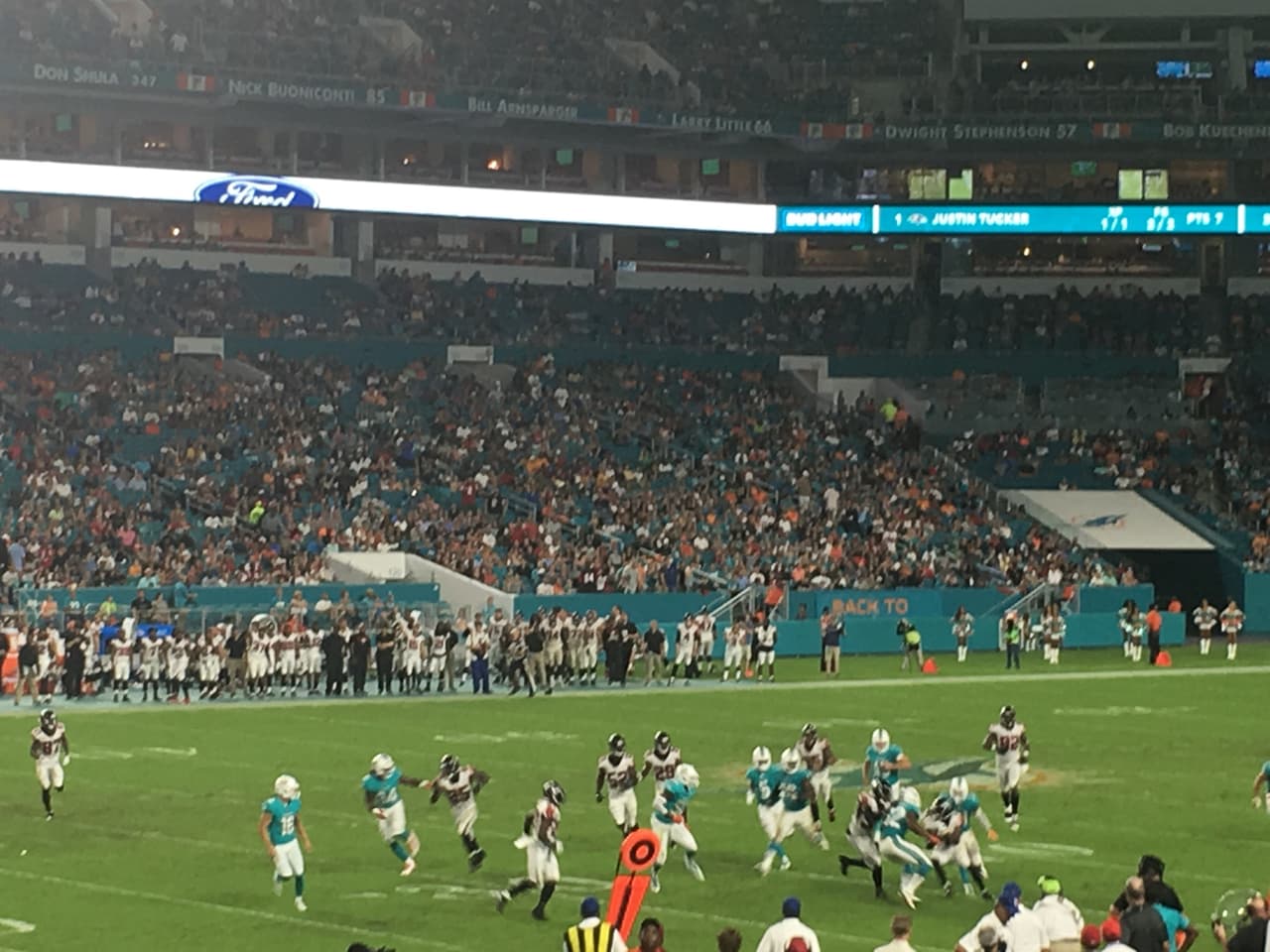 Miami revivió la pasión en la pretemporada de la NFL con el triunfo de los Dolphins 23-20 contra Atlanta Falcons y los fanáticos compartieron sus vivencias en alrededores del estadio y tribunas.