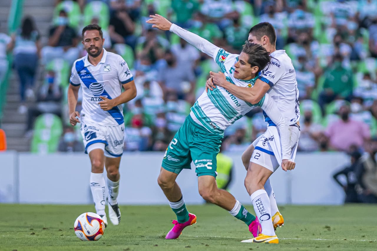 Puebla planteó un partido ríspido y de poca circulación de balón para dificultarle al rival el acceso a su área.