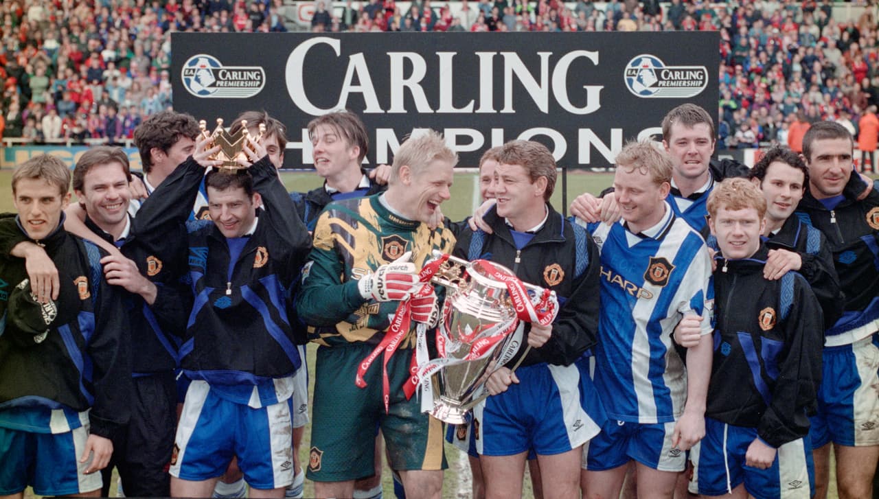 <b>2. Manchester United (Inglaterra - 1995-1996) - </b>Este equipo de Sir Alex Ferguson logró la Premier y la F.A. Cup con el protagonismo en el plantel de muchas jóvenes promesas del equipo como David Beckham, Paul Scholes, Ryan Giggs, entre otros.