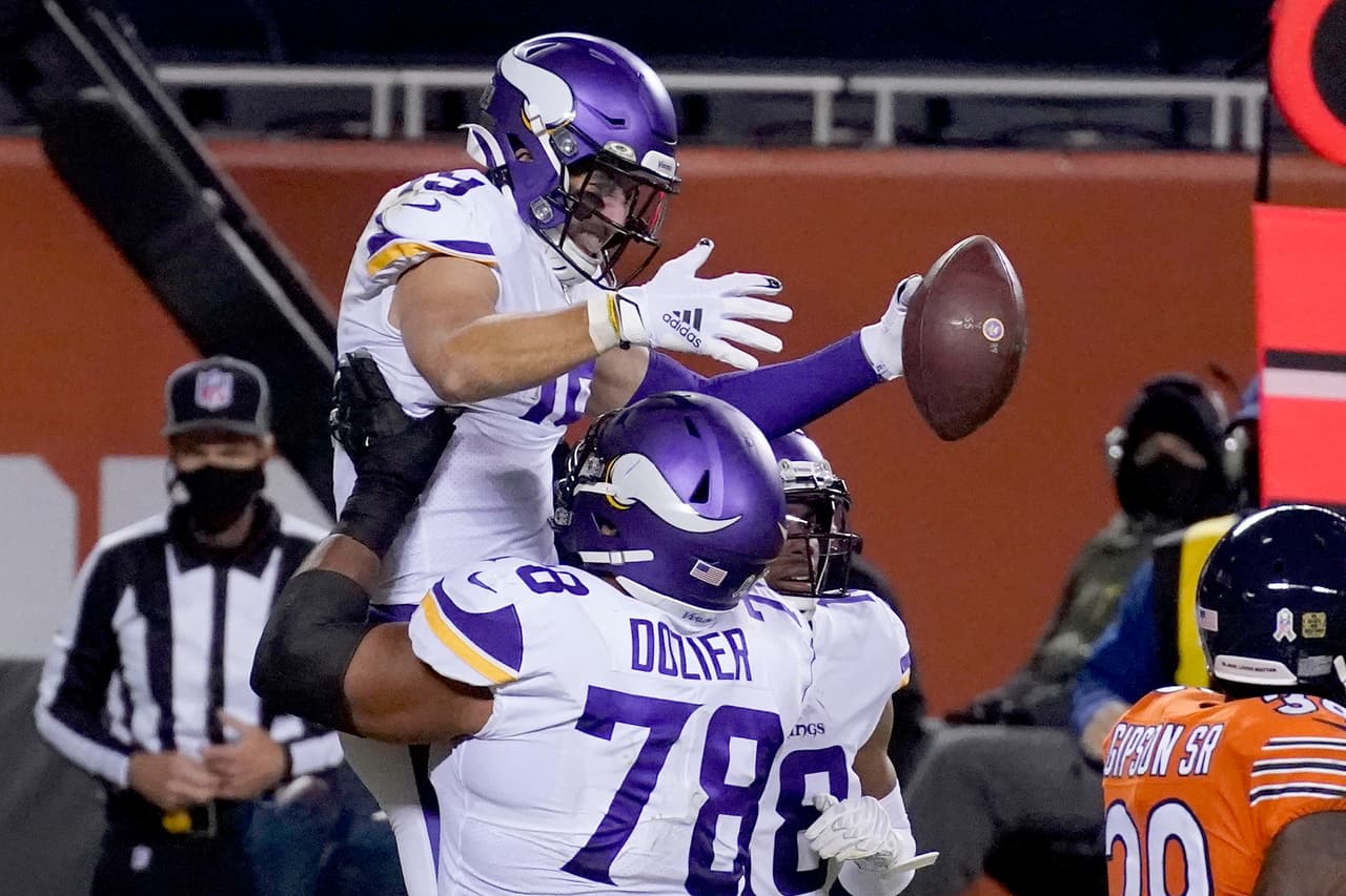 Adam Thielen se encraga de anotar dos touchdowns en la victoria 19-13 sobre los Bears en su propia casa.