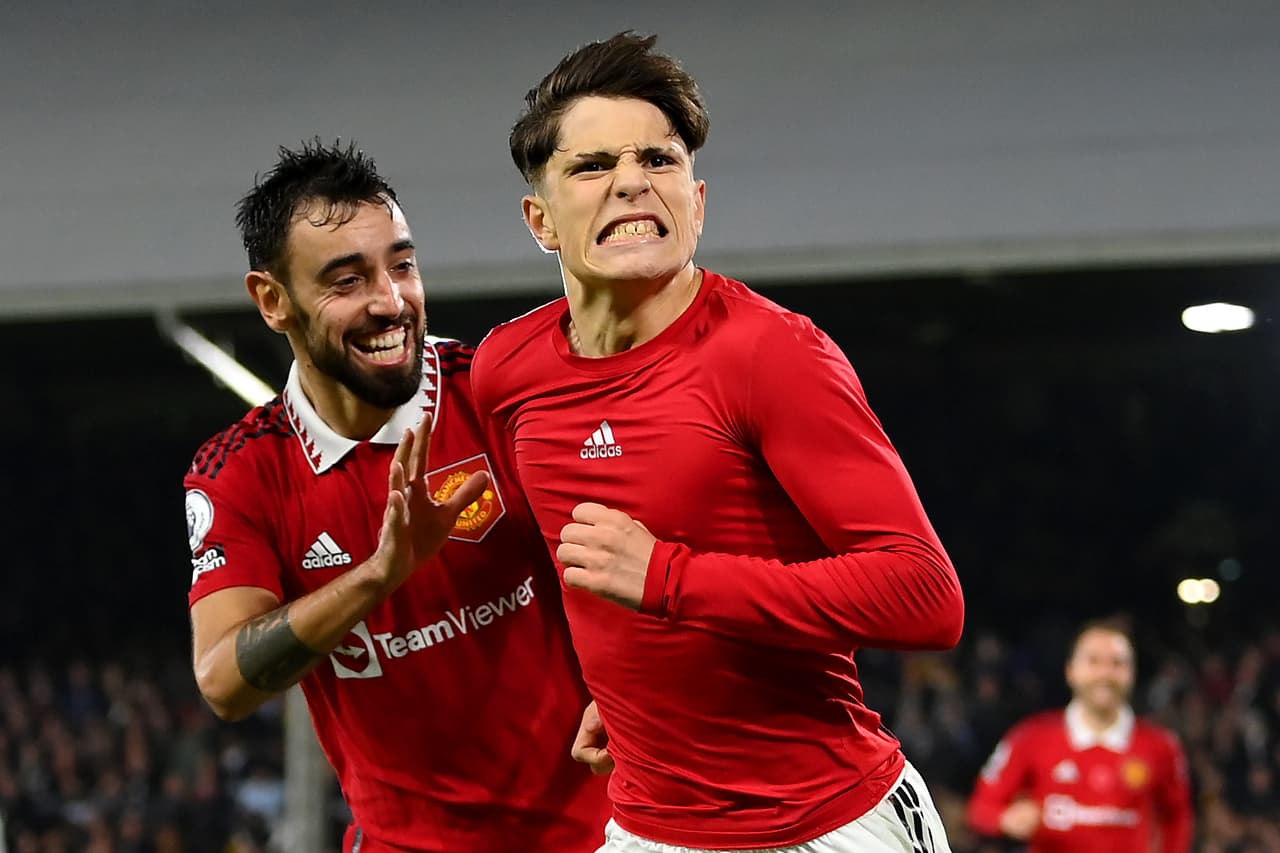 El argentino Alejandro Garnacho marcó el gol del triunfo para Manchester United en su visita al Fulham; Unai Emery suma victorias al frente del Aston Villa ante el Brighton.