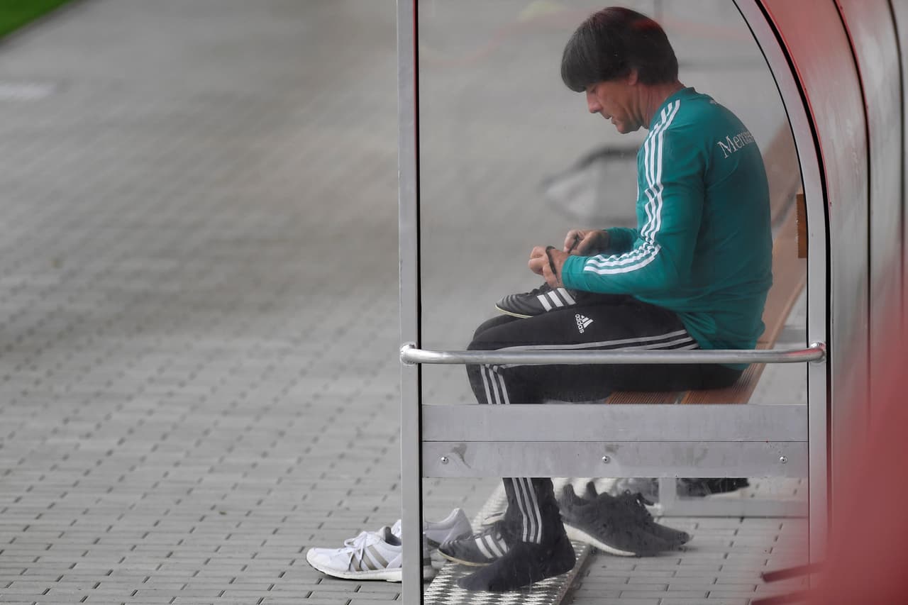 Low aseguró que cita a jóvenes que lo han hecho bien y pueden hacer un largo camino en la selección y que mantiene la confianza en campeones que intentarán demostrar lo que no mostraron en el Mundial.