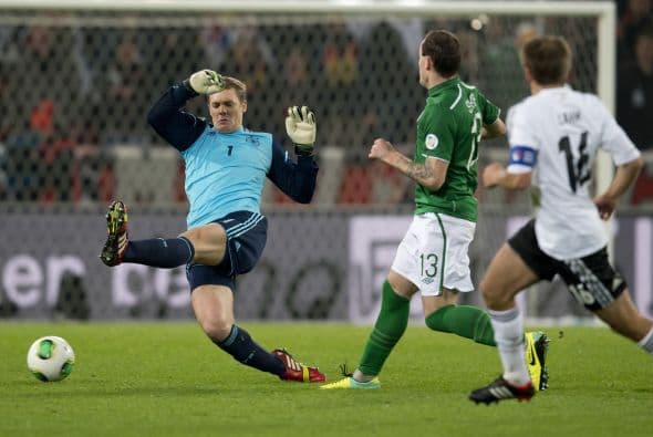 Sus grandes condiciones técnicas con la pelota le facilitan a la selección alemana la salida y pronta recuperación de pelota pues se ubica entre los centrales formando una línea de cinco y era el primero en tocar con proyección para comenzar los ataques.
