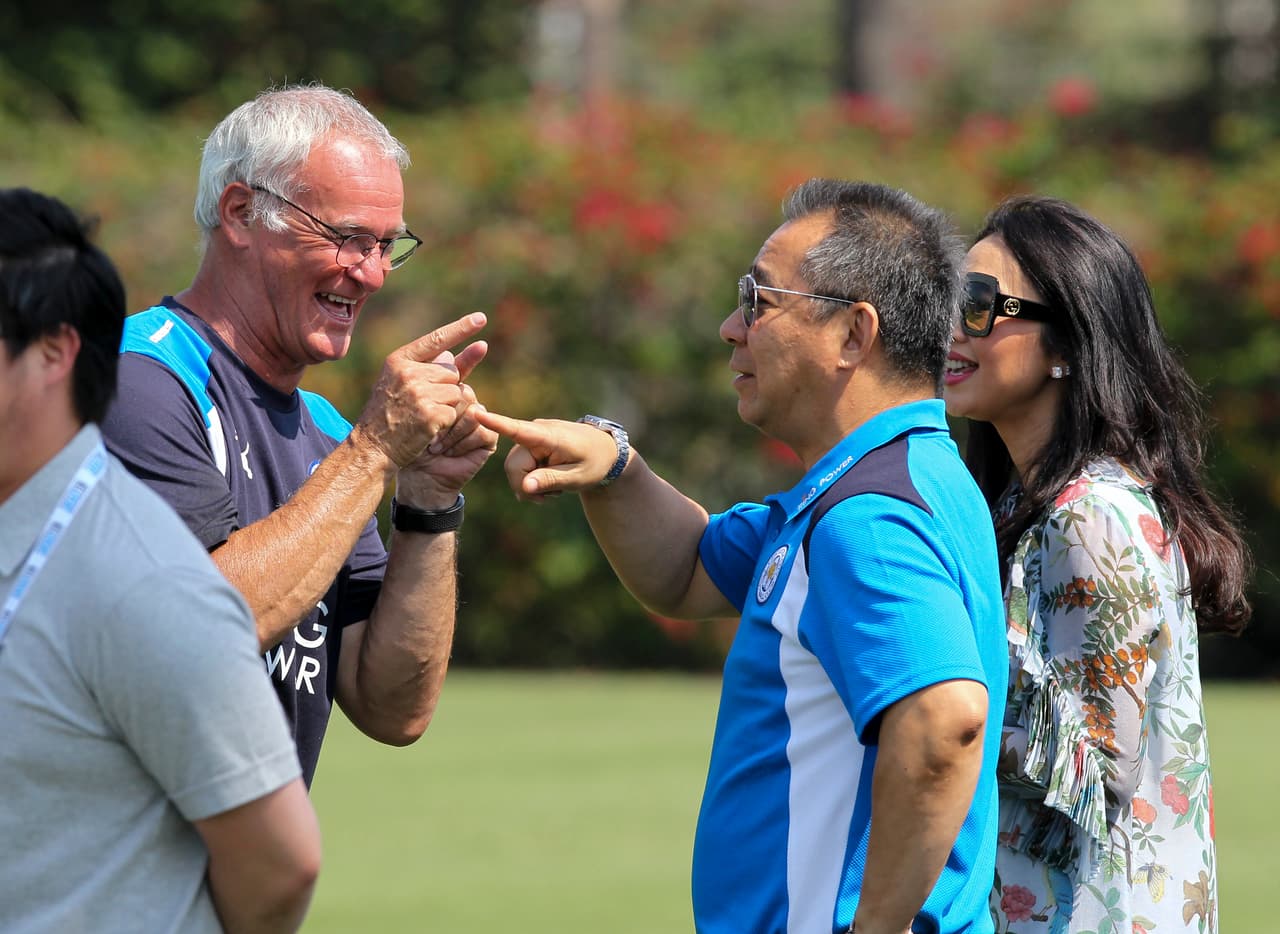 Tras la conquista, el ambiente era favorable en el Leicester. Acá, Ranieri en una práctica de pretemporada junto al presidente del club, Vichai Srivaddhanaprabha, también dueño de la empresa King Power.