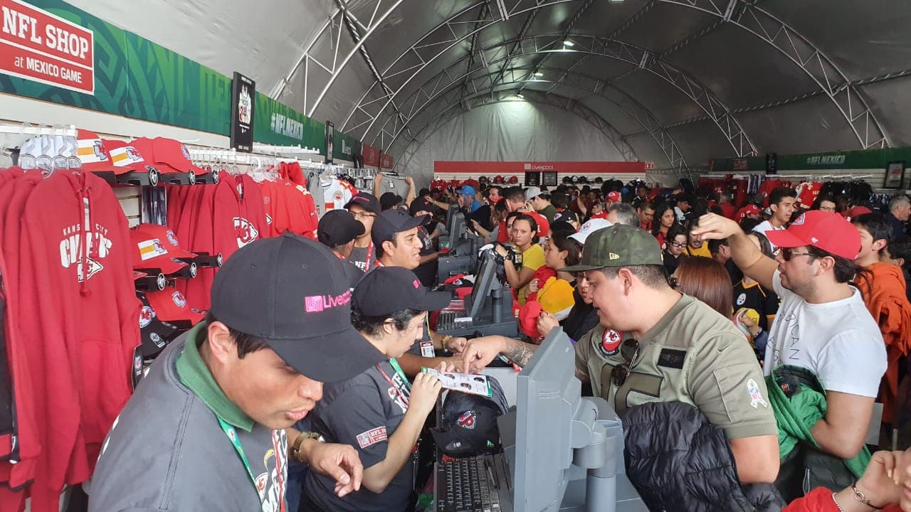 Aficionados aprovechan para comprar productos en la NFL Shop.