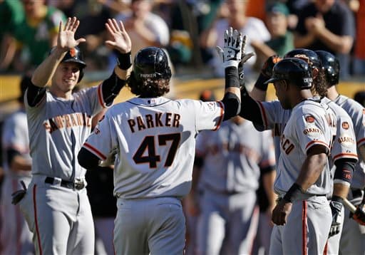 Gigantes dejan tendidos a Padres para ganar su quinto en fila