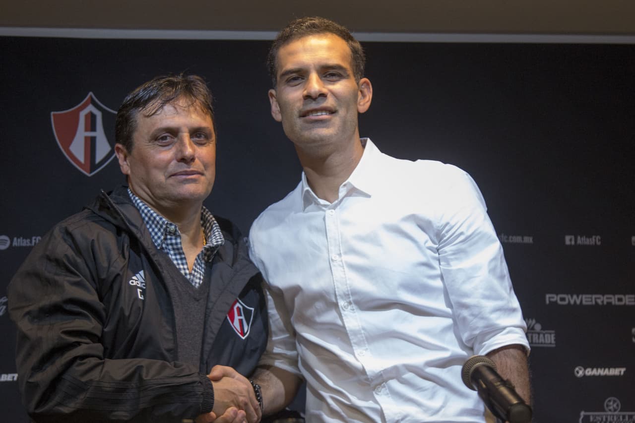 Ángel Guillermo Hoyos fue presentado como nuevo técnico de Atlas por el director deportivo del club, Rafael Márquez, con quien comparten este reto y un pasado en sus carreras.