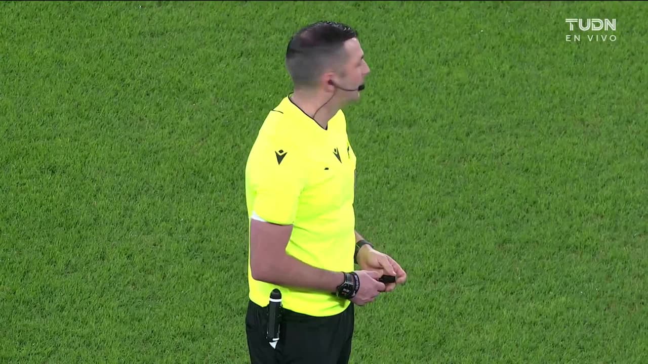 Arranca el partido y la pelota está en juego.