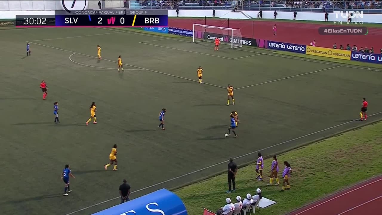 ¡Golazo de El Salvador! Victoria Sánchez se acomoda el esférico y saca un rayo