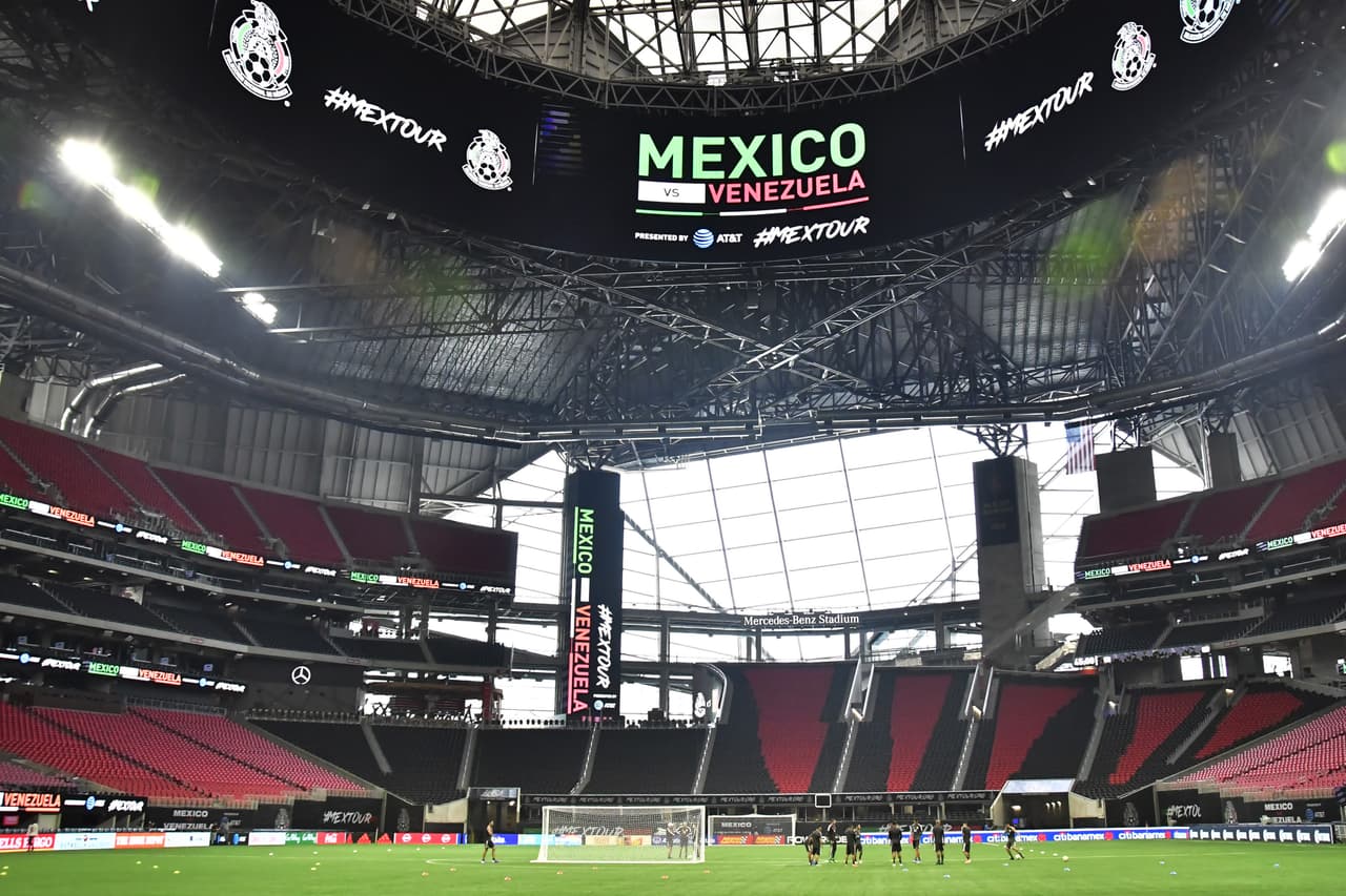 La Selección Mexicana de Fútbol se 'mojó los pies' en la fastuosa casa de los Atlanta Falcons y del Atlanta United, el Mercedes-Benz Stadium, donde jugará este miércoles ante su similar de Venezuela, un partido que sirve a ambos escuadrones de cara a sus compromisos del verano, como la Copa Oro y la Copa América, respectivamente. Así se entrenaron los jugadores del Tri bajo las órdenes de Gerardo 'Tata' Martino en Atlanta esta tarde de martes.