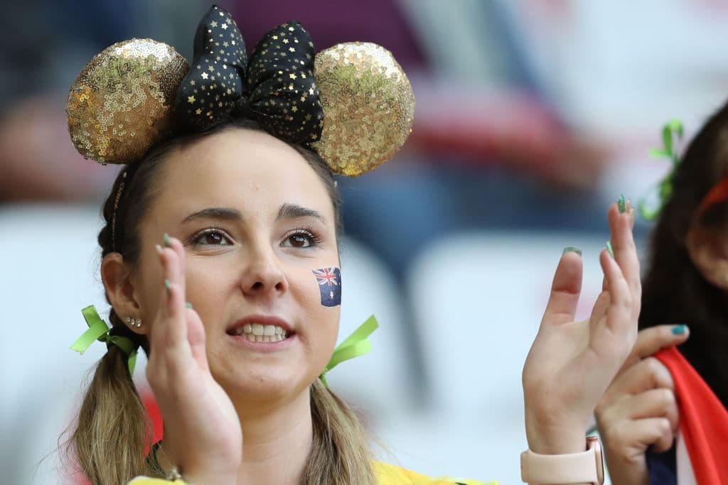 En el Allianz Riviera de Niza se enfrentan Noruega y Australia por los Octavos de Final del Mundial femenino y las fanáticas llenan de alegría las tribunas.