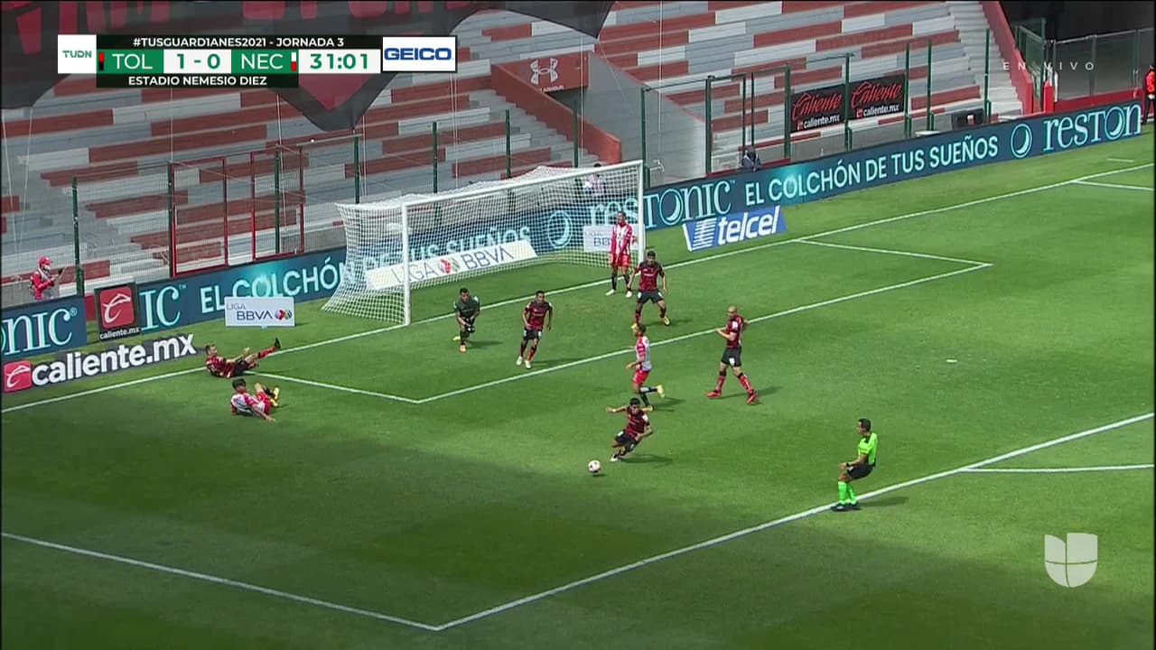 ¡TIRO ATAJADO! disparo por Martín Barragán.