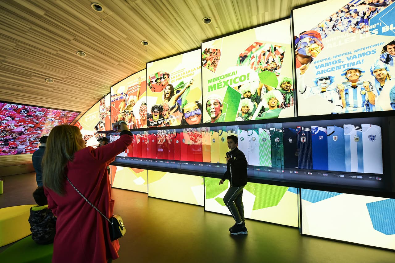 Los visitantes en el museo aprovechan para guardar registro fotográfico de toda esta exhibición.