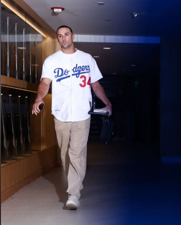 El pitcher abrIdor del Juego 1 de la Serie Mundial, Jack Flaherty, llegó con la franela con el número 34 de Fernando Valenzuela.