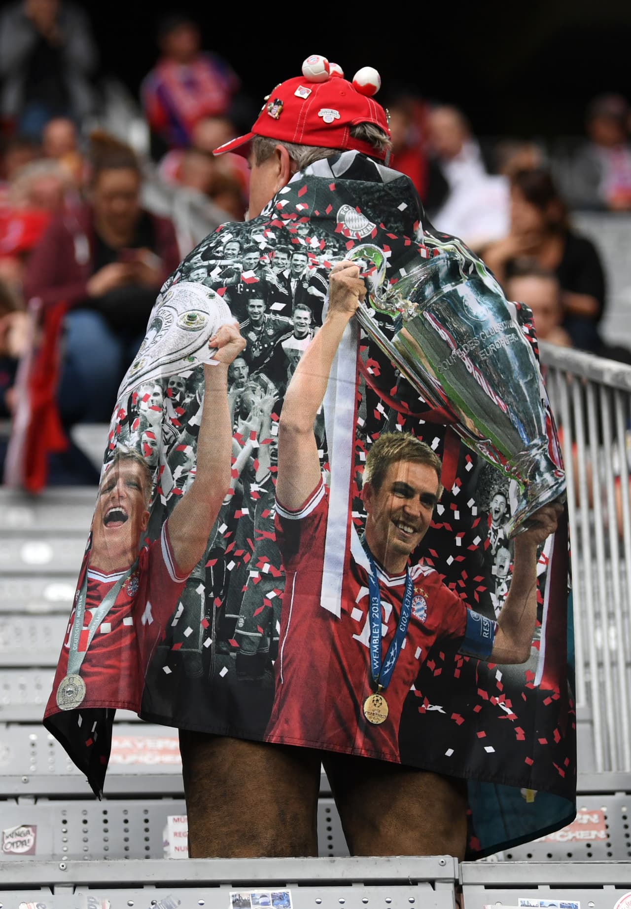 La fiesta de los fanáticos está vestida de color, alegría, compromiso y pasión en este duelo de ida de la semifinal de Championes League entre Bayern Munich y Real Madrid en Alemania.